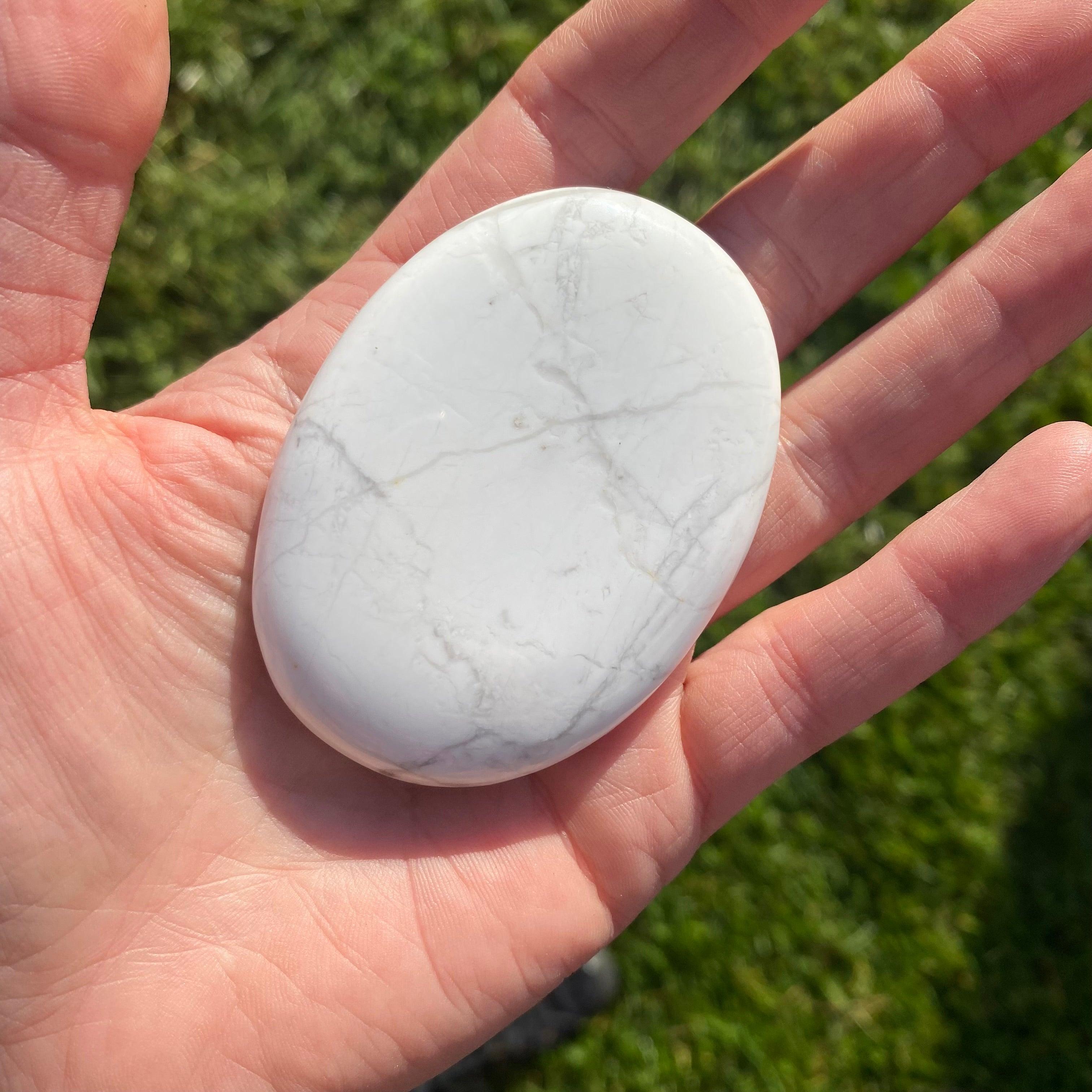 Howlite Palmstone A shiny flat oval stone that fits in the palm of your hand. Solid white in colour with grey marbling throughout